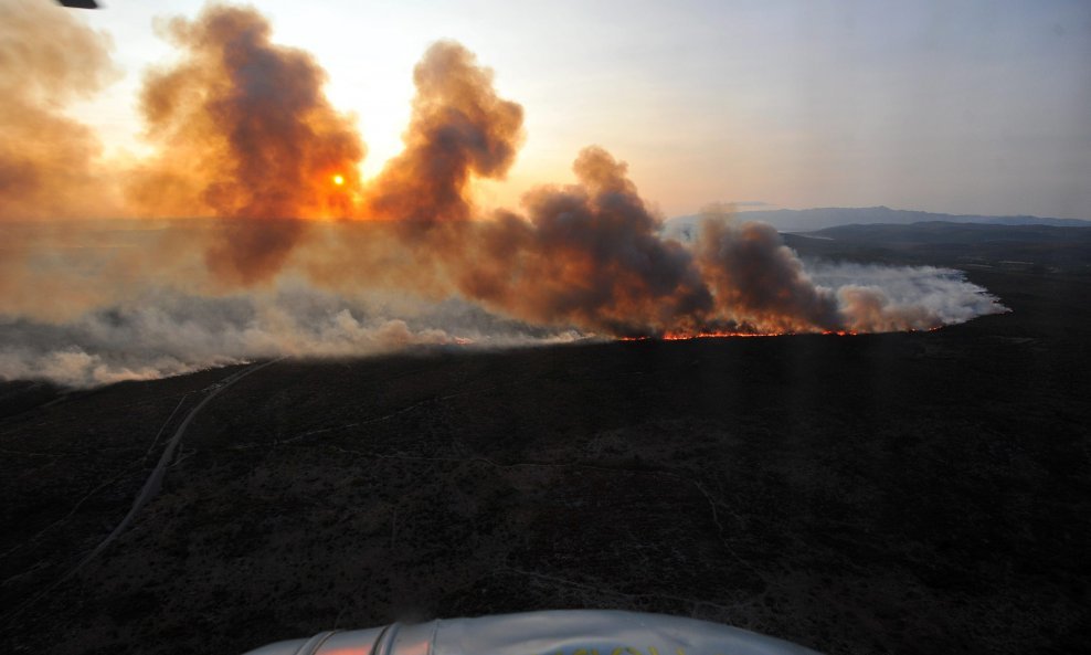 Pogled iz helikoptera na požare koji su buknuli na zadarskom području