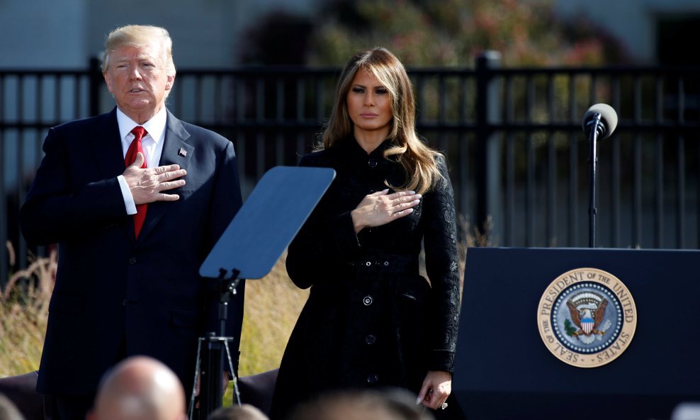 Trump sa suprugom u dvorištu Bijele kuće