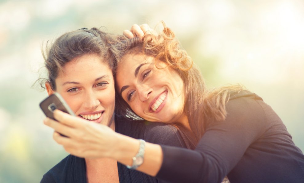 djevojke žene mobitel pametni telefon smartphone fotografija selfie