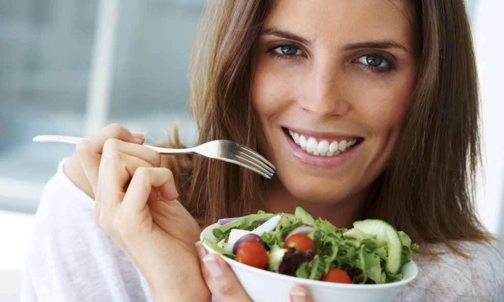 žena zdrava hrana ljepota zdravlje povrće