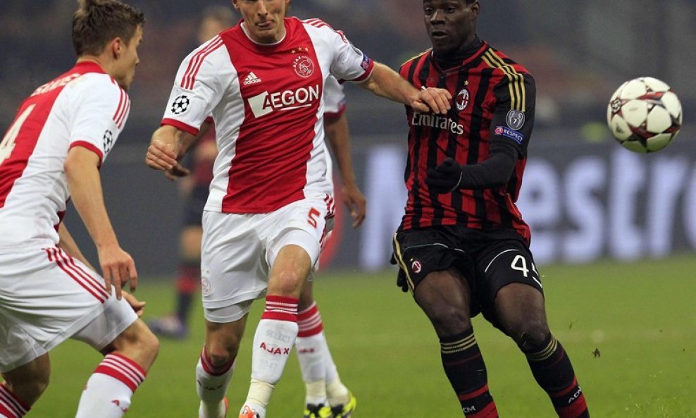 AC Milan-Ajax Amsterdam, Mario Balotelli (R) i Christian Poulsen
