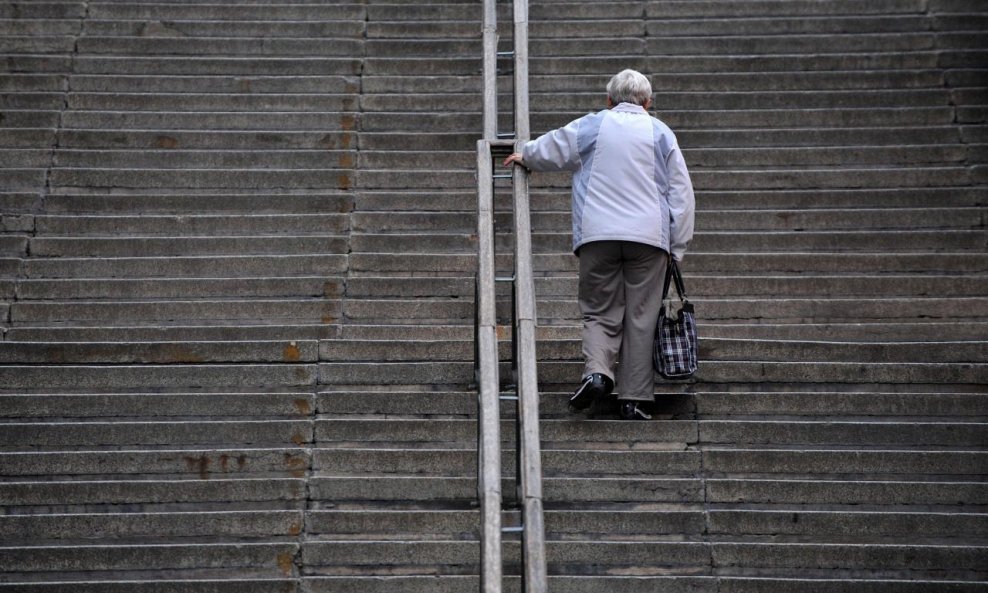 mirovin umirovljenik umirovljenici penzioner starac starost stepenice