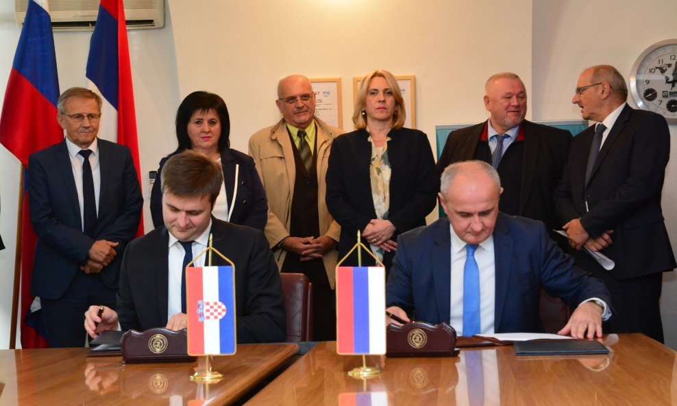Ćorić i Đokić potpisuju Protokol u Bosanskom Brodu.
