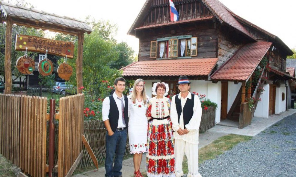 Ivan Veselić uz obitelj ispred njihovog OPG-a