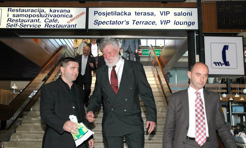 General Slobodan Praljak prilikom predaje Haškom sudu daleke 2004. godine