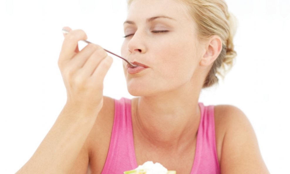 žene jede sladoled