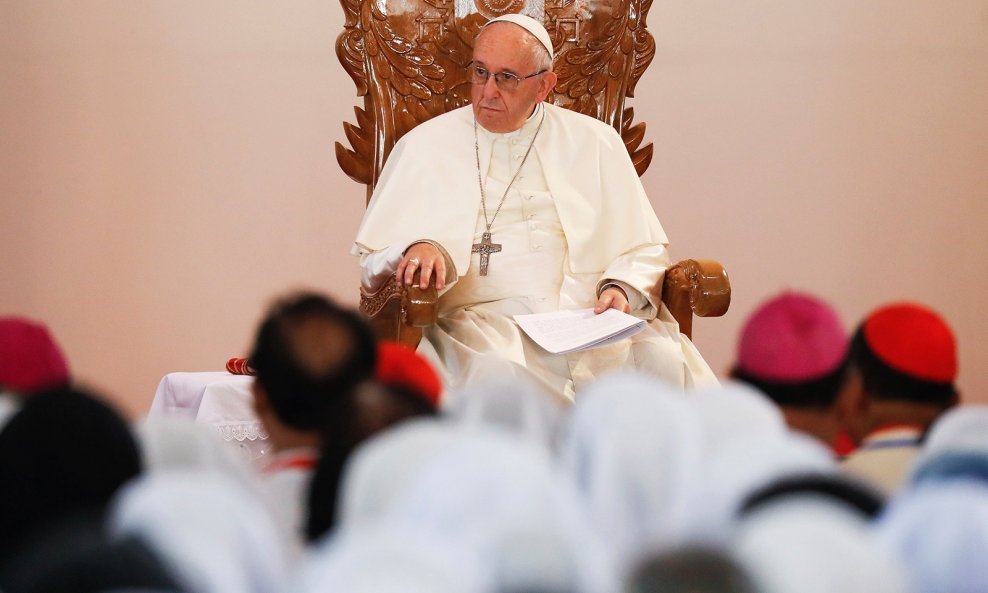 Papa Franjo želi bolji prijevod Očenaša