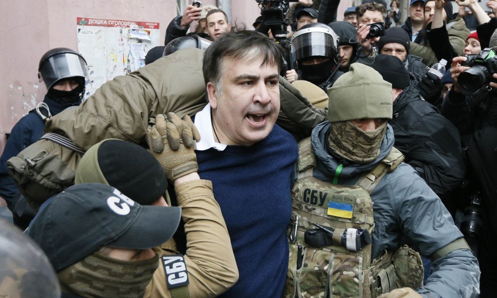 Ukrajinski specijalci odvode Sakašvilija nakon okončanih pregovora