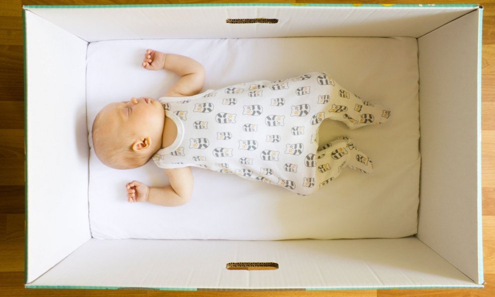 U Finskoj je uobičajeni dio Kompleta za majčinstvo i prvi dječji krevetić od kartona