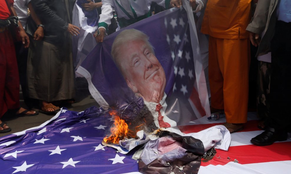 Članovi Islamskog demokratskog fronta (FPI) pale sliku američkog predsjednika Donalda Trumpa tijekom prosvjeda ispred američkog veleposlanstva u Jakarti 11. prosinca 2017. zbog odluke Washingtona da prizna Jeruzalem kao glavni grad Izraela