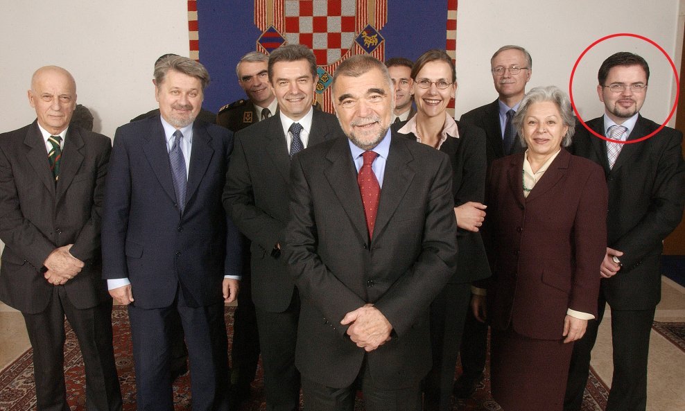 Stjepan Mesić sa svojim savjetnicima u Uredu predsjednika početkom 2000-ih; Siniša Jagodić u krugu