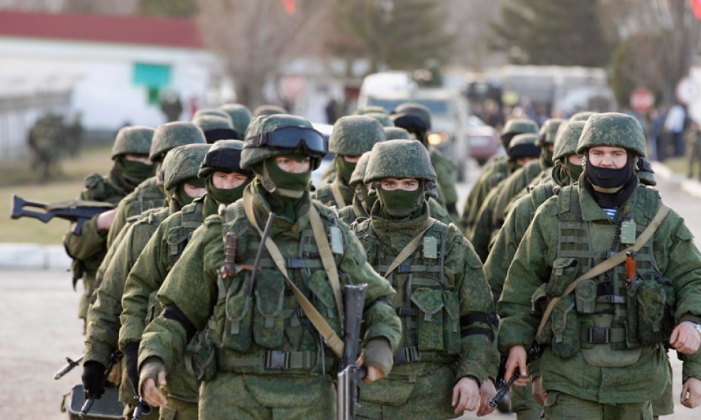 Američke i ukrajinske vlasti tvrde kako su ruske snage u potpunosti preuzele kontrolu nad Krimom, službeni Kijev optužio je Rusiju da je objavila rat