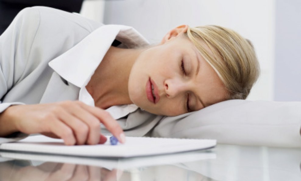 žena spavanje radno mjesto zdravlje