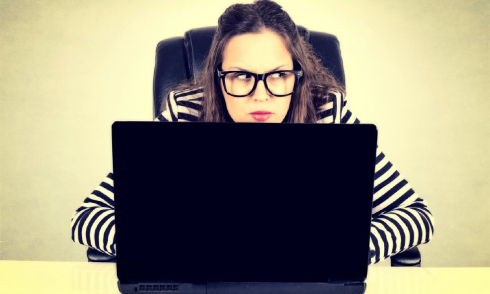 žena djevojka računalo laptop kompjuter