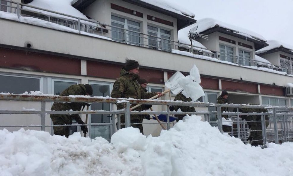 Vojska čisti snijeg u Lici