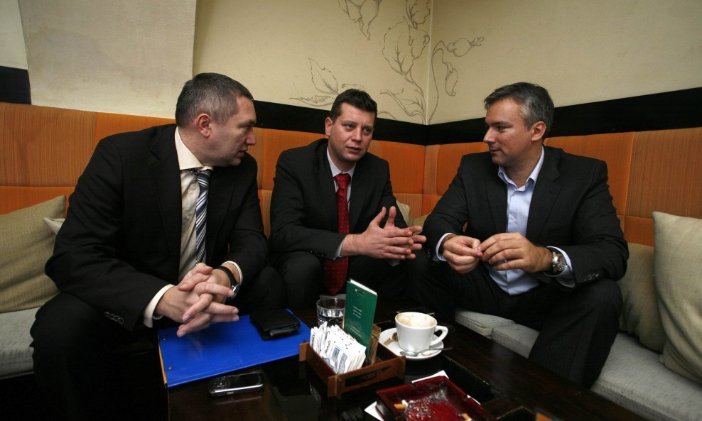 Koncem godine Dragan Kovačević iz HNS-a, Jasen Mesić iz HDZ-a te Darinko Kosor iz HSLS-a sastali su se na Gornjem gradu navodno bez znanja svojih stranačkih šefova, zbog moguće nove koalicije. 