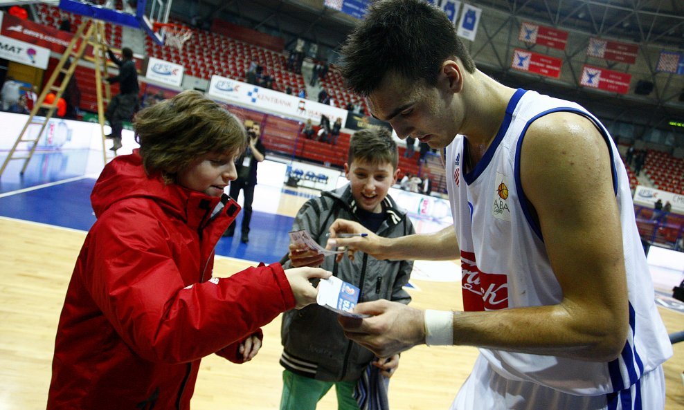 Dario Šarić dijeli autogram nakon utakmice
