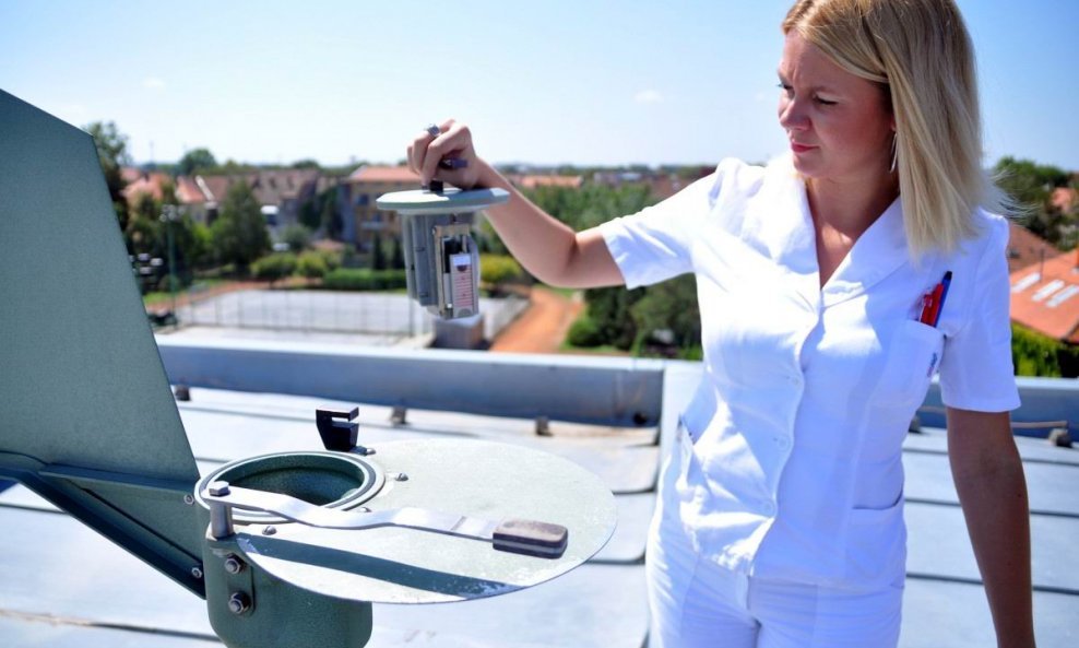 Magdalena Sikora na krovu zavoda s burkardovim sedmodnevnim volumetrijskim uzorkivačem za pelud i spore