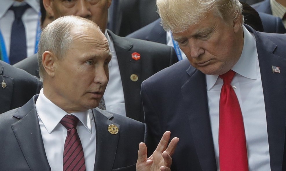 Vladimir Putin i Donald Trump u studenome 2017.