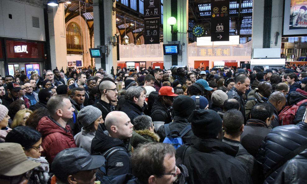Radnici francuske željezničke kompanije SNCF 3. travnja 2018. počeli su s tromjesečnim štrajkaškim akcijama, prosvjedujući time protiv reformskog paketa predsjednika Emmanuela Macrona. Gužva na pariškom kolodvoru Gare de Lyon