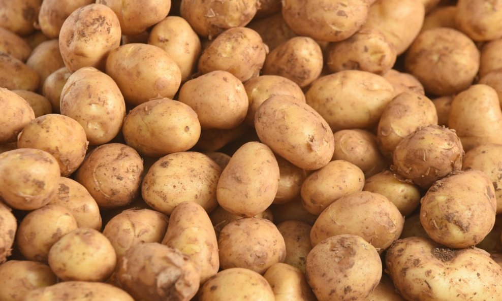 U krumpiru je više ostataka pesticida po težini nego kod bilo kojeg drugog usjeva. Jedan pesticidi, klorprofam čini najveći udio otkrivenih otrova na krumpiru.
