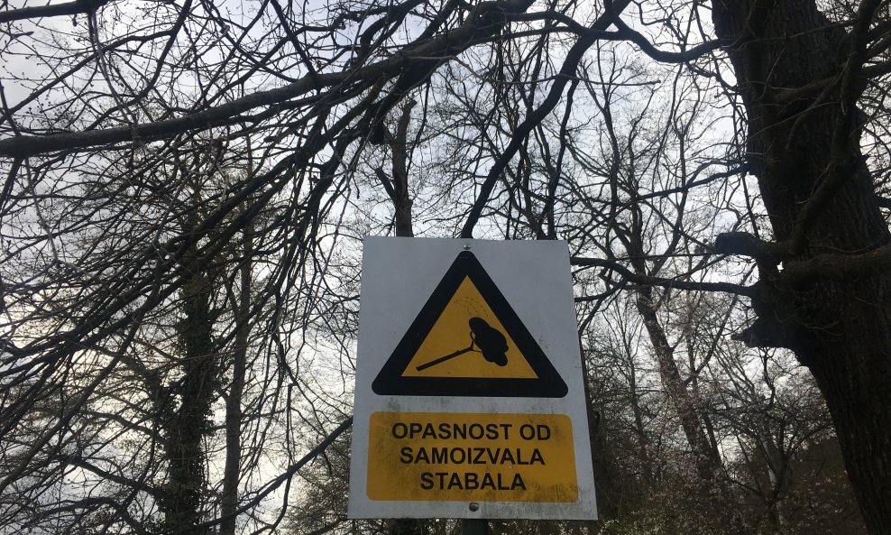 Znak upozorenja na ulazu u Park-šumu Jelenovac