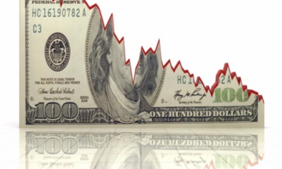 dolar recesija novac