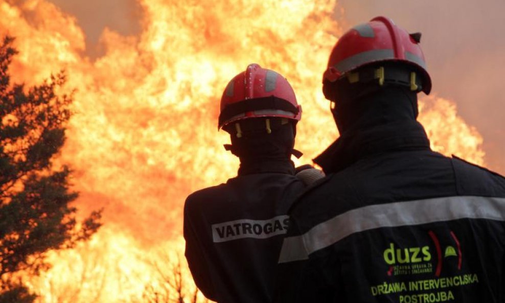 Vatrogasci i kanaderi gase požar kod Mihaljevica (13)