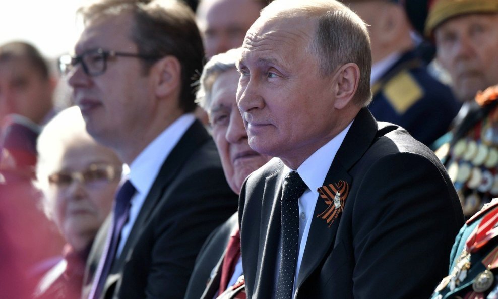 Putin i Vučić promatraju vojnu paradu u Moskvi