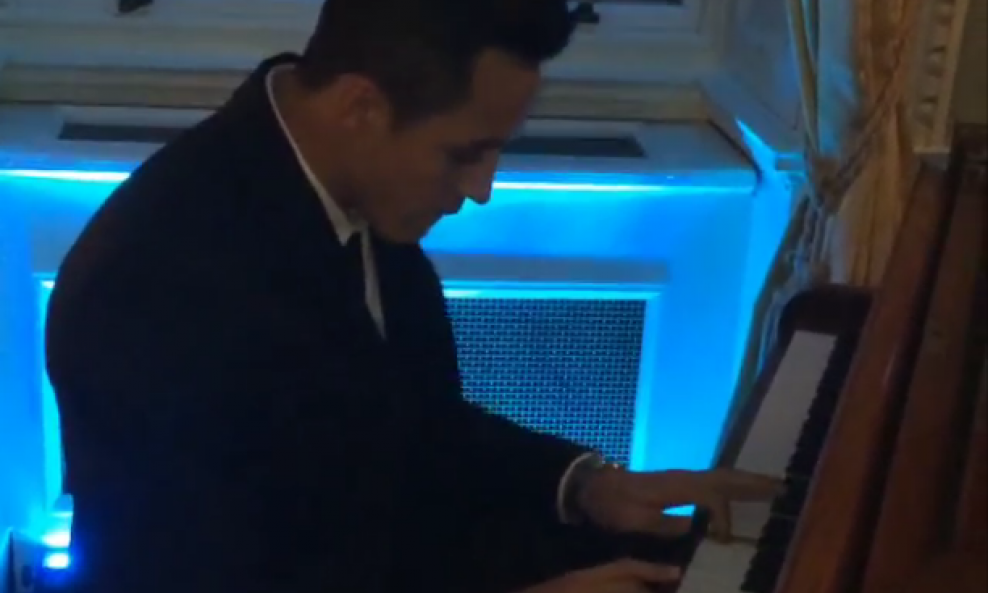 Sanchez za klavirom