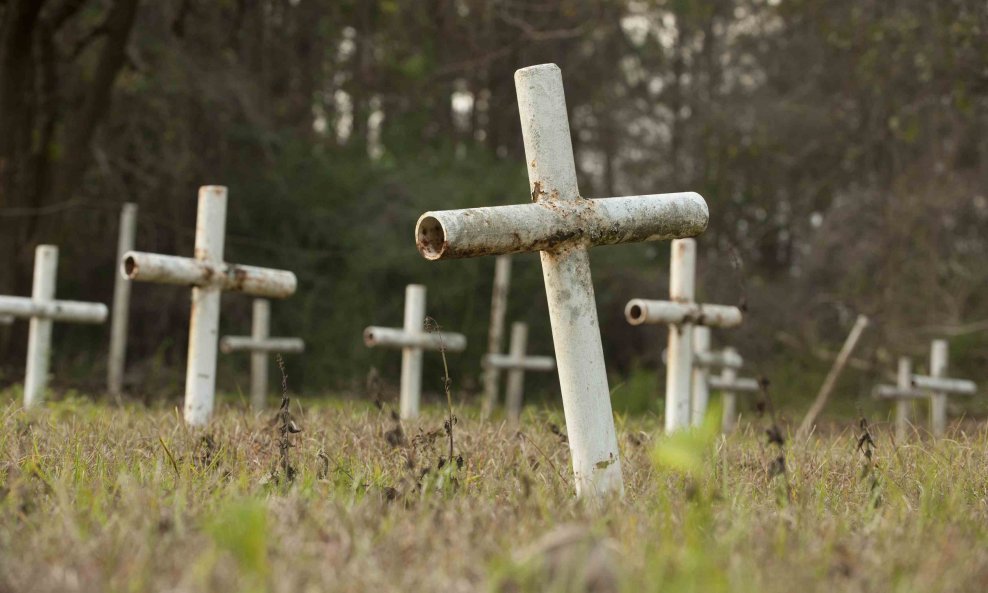 Grob križ masovna grobnica groblje