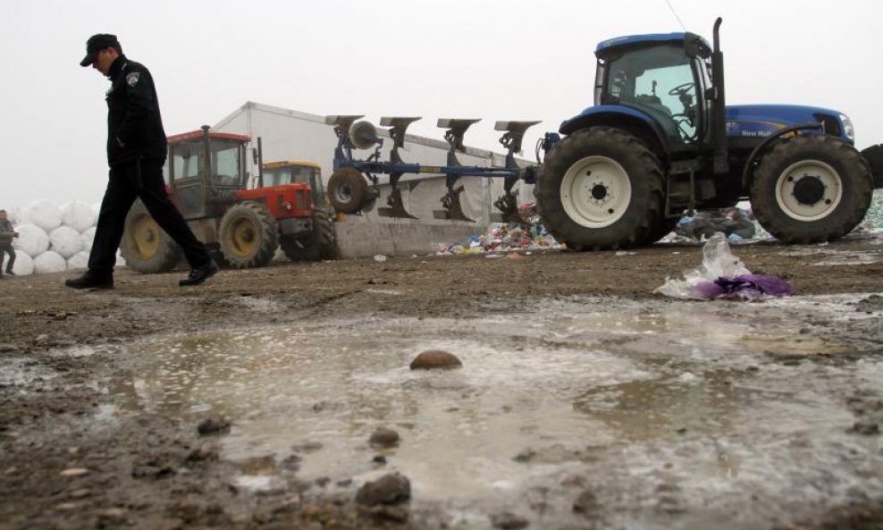 Traktorima spriječili dovoz novog otpada u Brezju (1)