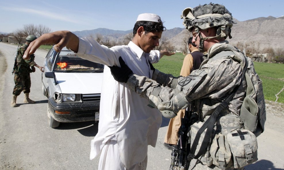 Američki vojnik pregledava Afganistanca