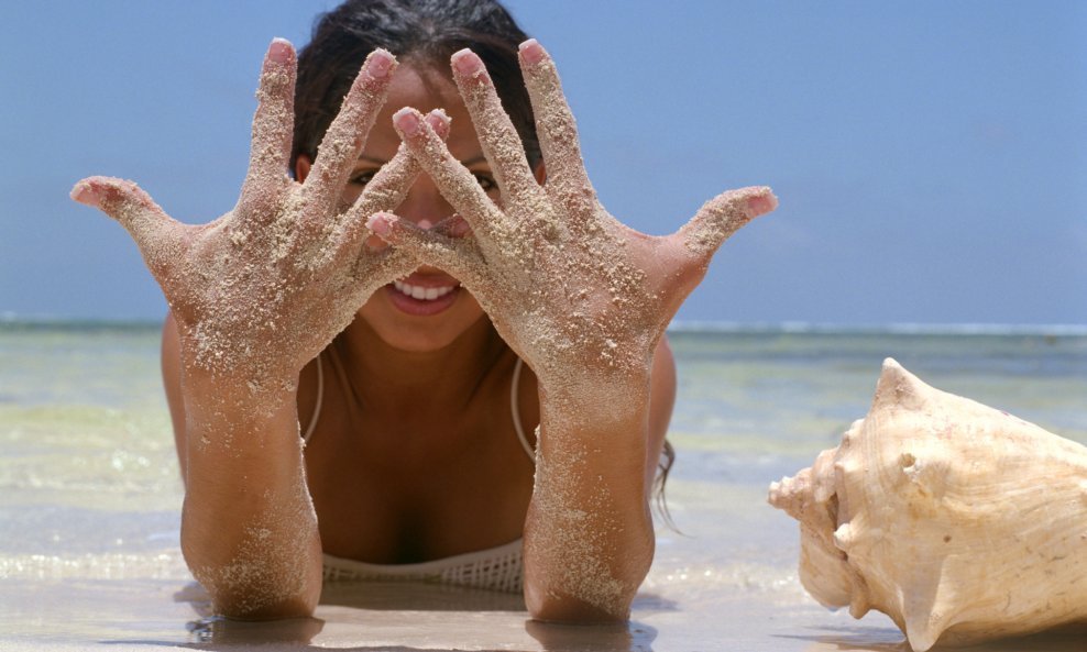 ruke plaža žena