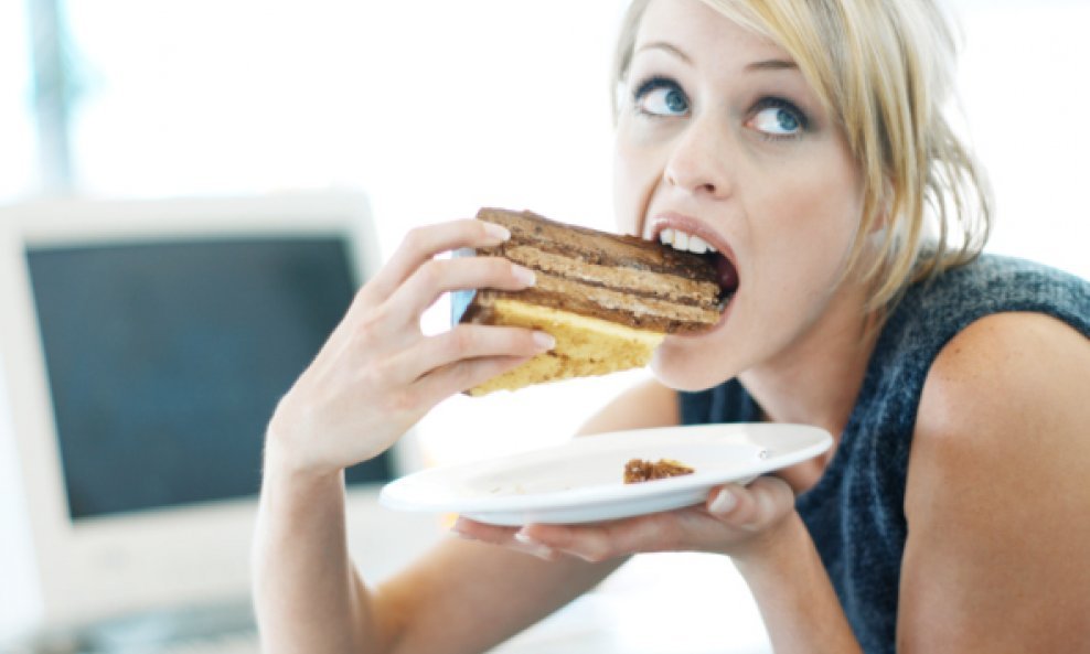 žena jede kolač