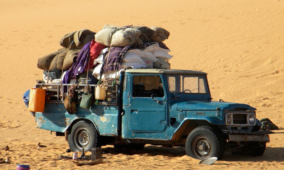 Više od 13 tisuća izbjeglica ostavljeno na milost i nemilost saharskog pijeska, bez hrane i vode