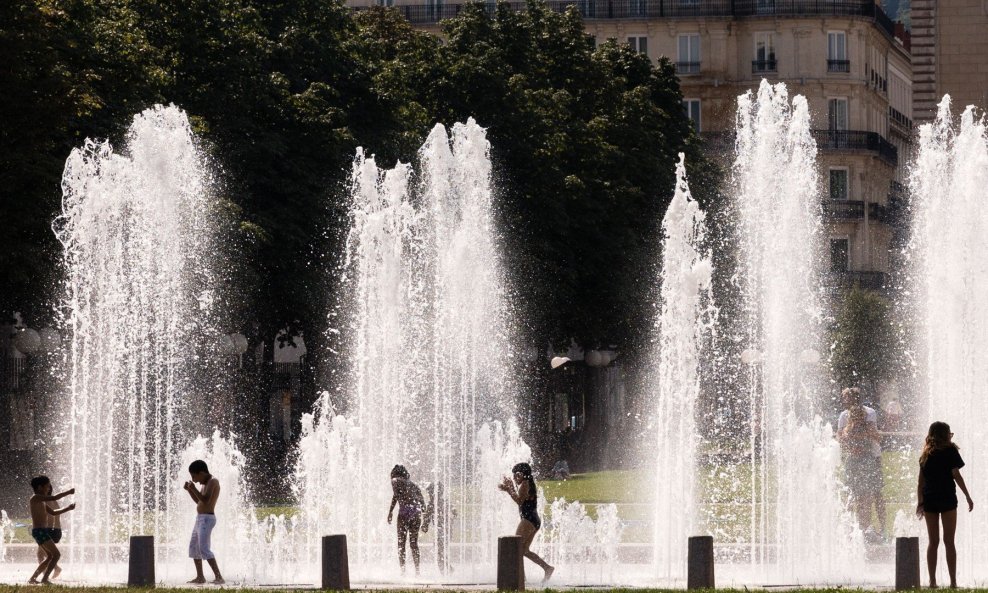 U francuskom Lyonu građani su doskočili vrućinama hladeći se na ulici