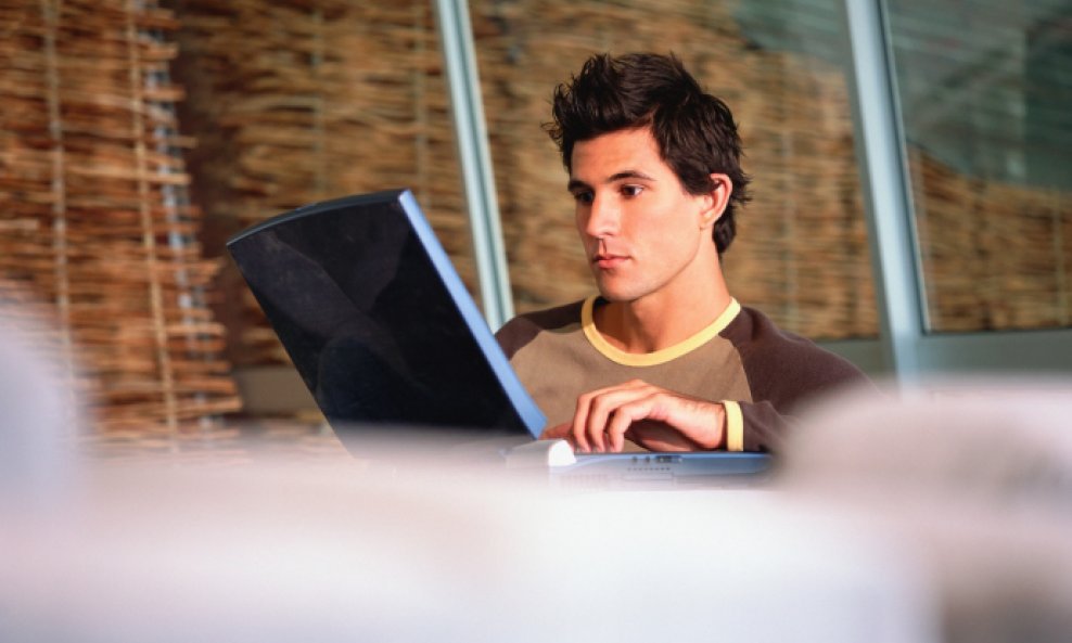 muškarac mladić računalo kompjuter surfanje laptop