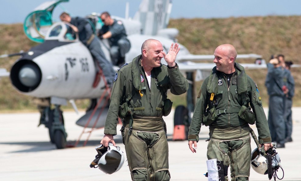 Izraelski i hrvatski piloti na zagrebačkoj zračnoj luci nakon leta MiG-om 21