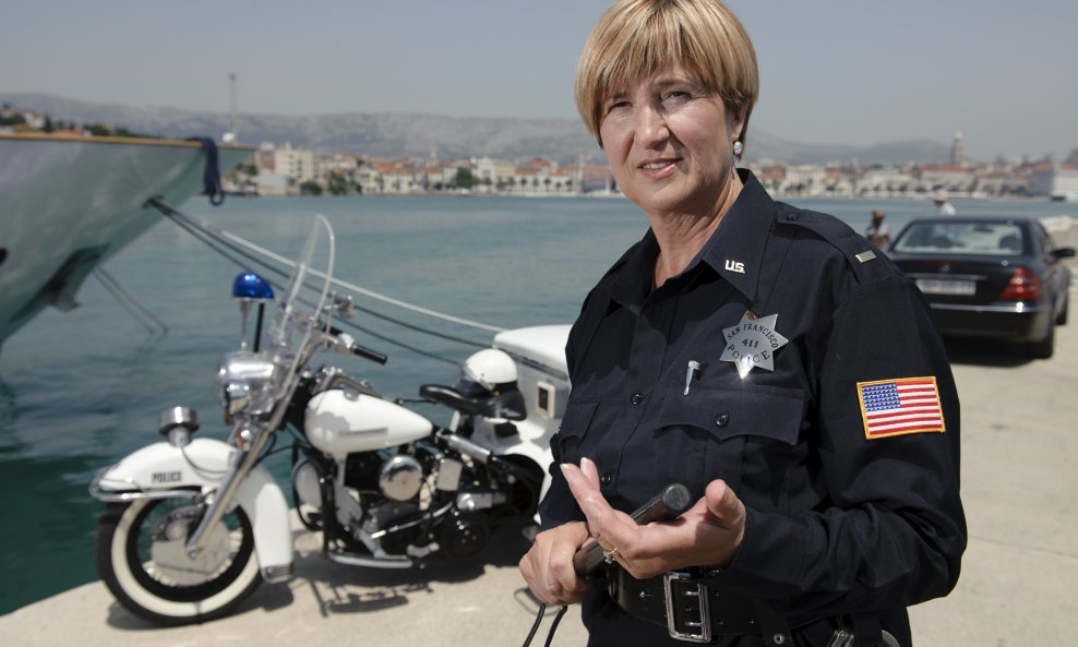 Ruža Tomašić u uniformi američke policije s pendrekom u ruci