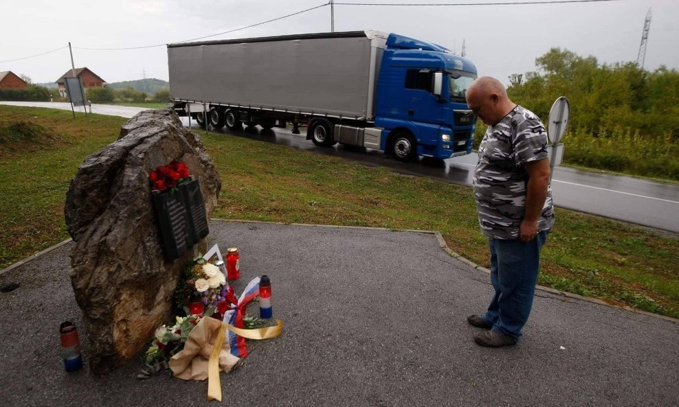 Ivica Pandža Orkan pred spomenikom ubijenim ruskim novinarima