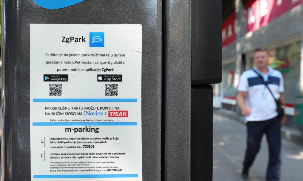 Postavljanje novih aparata za naplatu parkiranja u Klaićevoj ulici u Zagrebu 21. kolovoza 2018.: Na ovim uređajima omogućeno je kartično plaćanje parkirališne karte