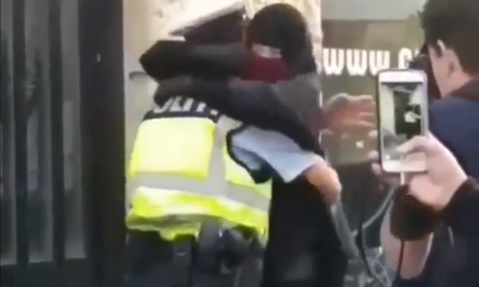 Danska policajka grli ženu u nikabu