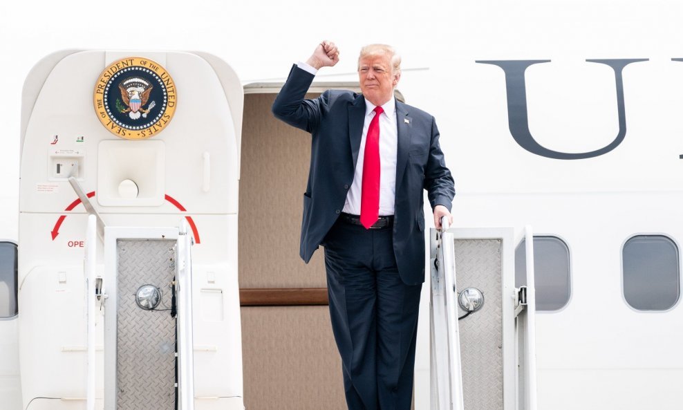 Donald Trump na ulazu u predsjednički avion