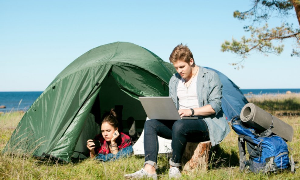 muškarac žena mladić djevojka mobitel pametni telefon smartphone laptop kampiranje