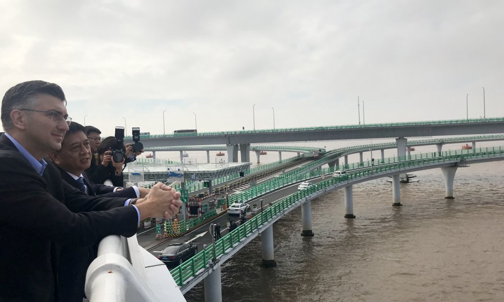 Hrvatski premijer Andrej Plenković tijekom boravka u Kini posjetio je i most Hangzhou Bay koji je gradila ista tvrtka koja će graditi Pelješki most