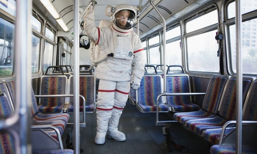 astronaut autobus svemir