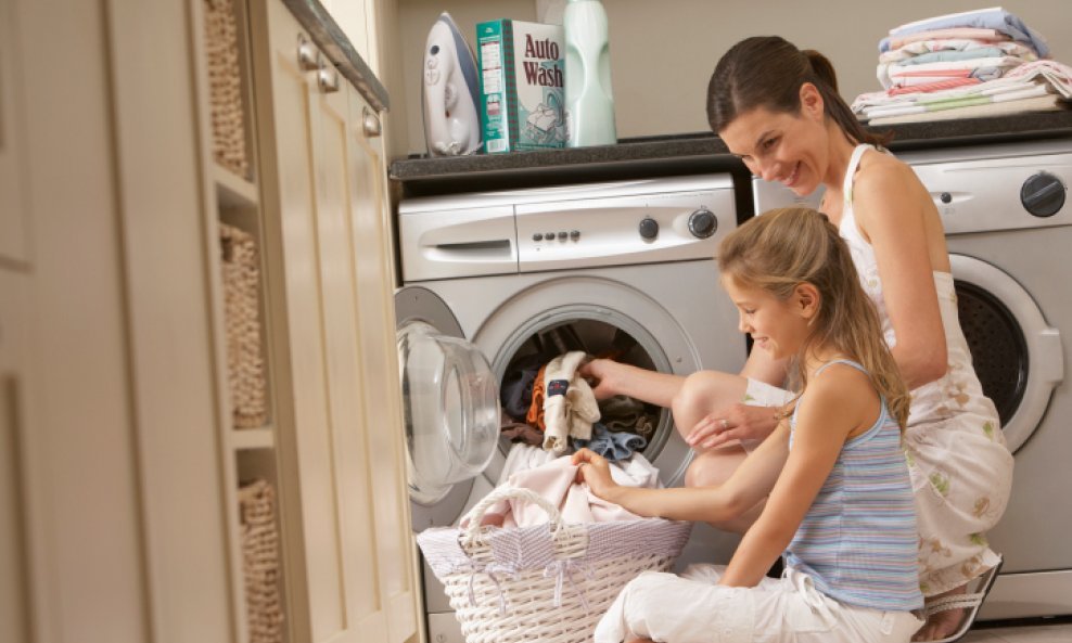 majka kćer kućanski poslovi pranje veša