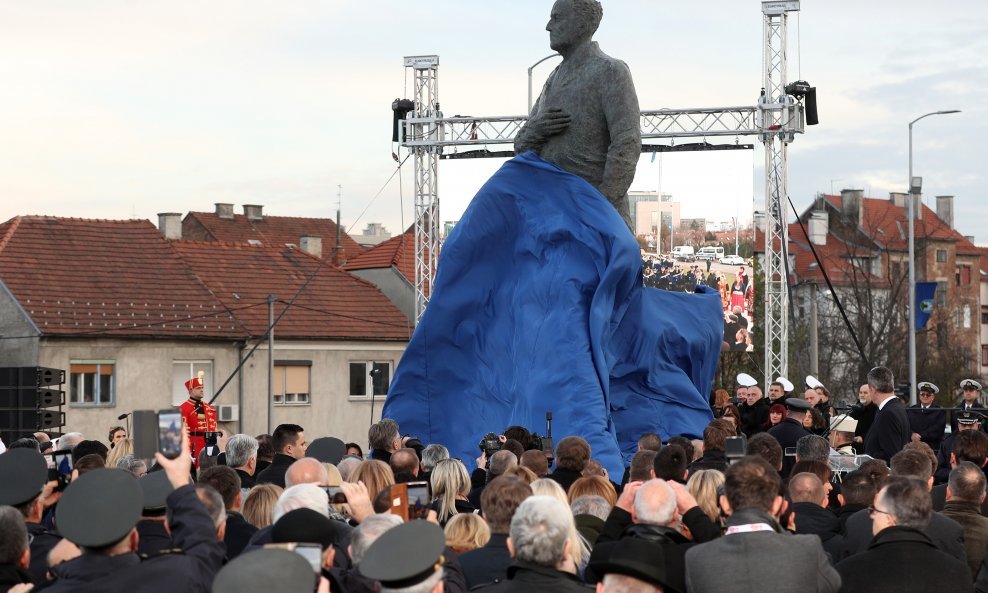 Otkriven spomenik Franji Tuđmanu