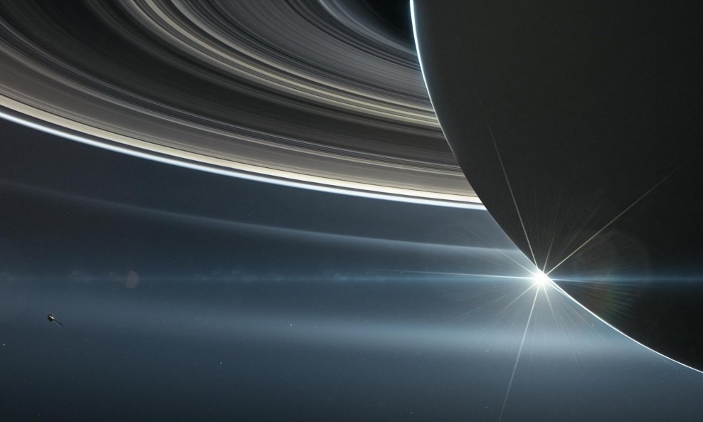 Saturnovi prsteni napravljeni su od komadića leda i kamenja i nalaze se pod stalnom paljbom sunčevog UV zračenja i sitnih meteoroida